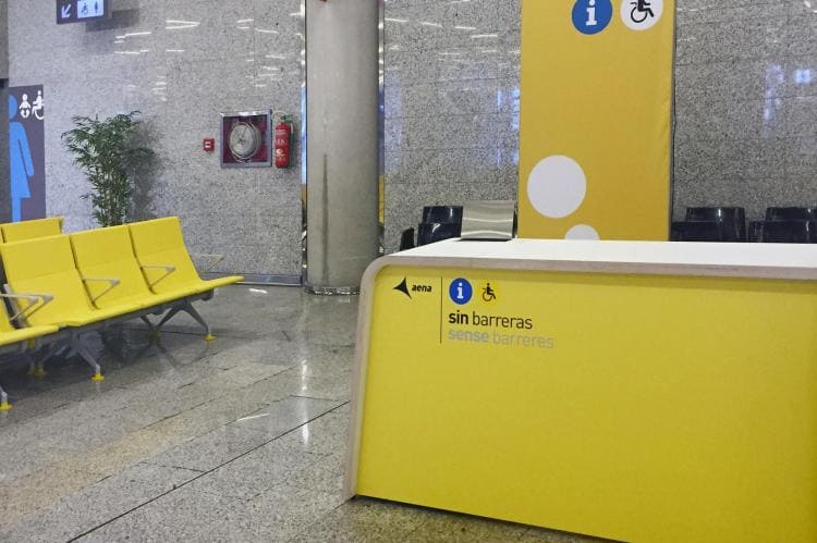 AENA - Flughafen Palma de Mallorca - Maßgeschneidertes und besonderes Design der neuen Schalter für Personen mit Mobilitätseinschränkungen und Bänke