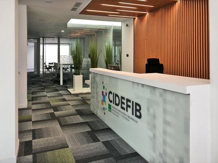 CIDEFIB - Actiu - F5, V30 und Urban Möbel, Sitab-Bildschirme und Interface-Teppich