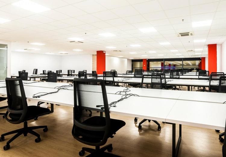 Juniper Innovating Travel Technology - Möbel für operative Arbeitsplätze